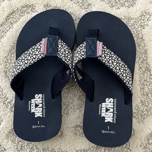 Brand new Vineyard Vines kids Shark week flip flops. Size 1